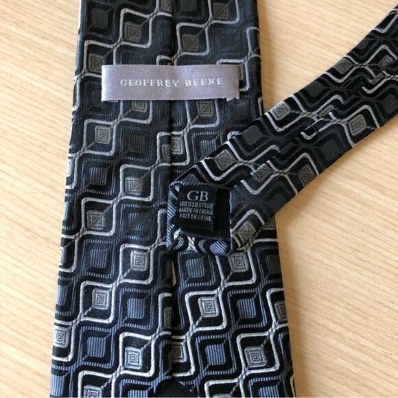 💕2/$30 💕Geoffrey Beene 100% Silk Patterned Tie - Picture 3 of 7